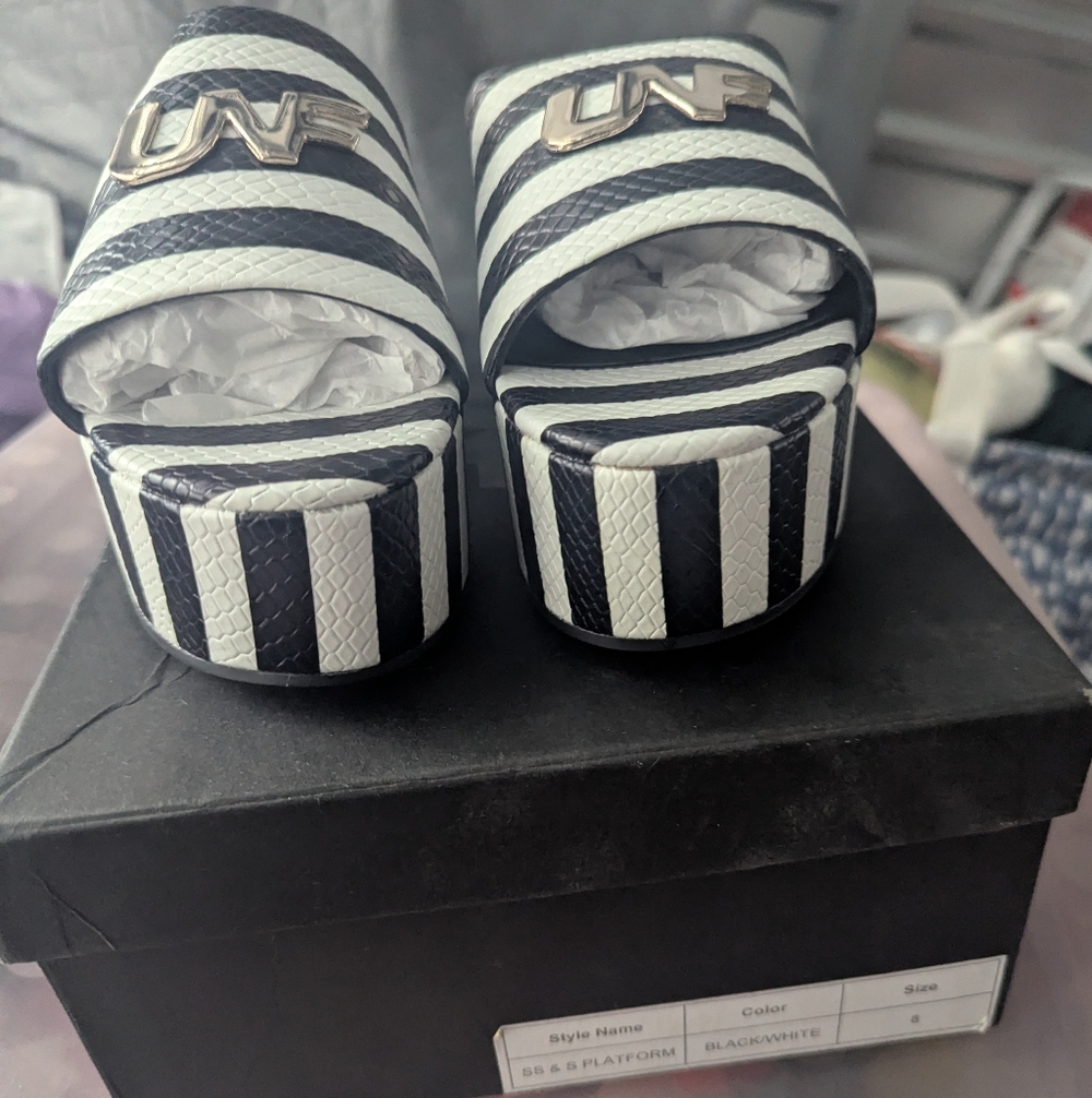 Black & White Platform